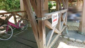 公園のトイレの表示と自転車と人