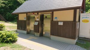 公園の多目的トイレ入り口