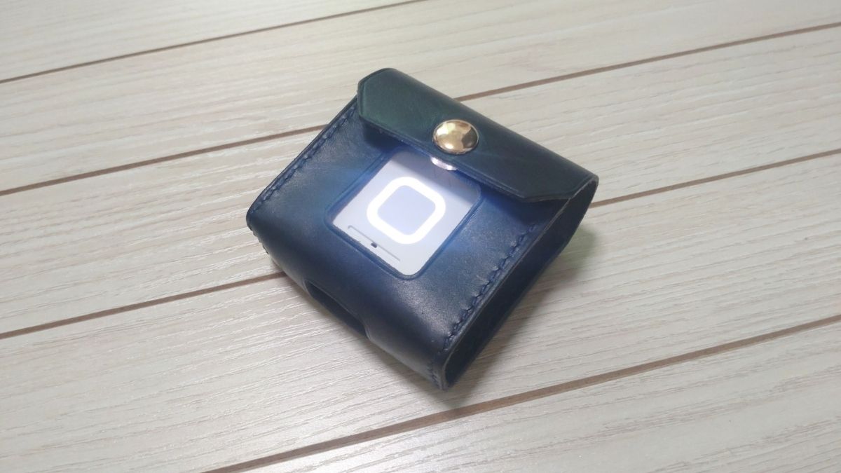 みてねGPSトークの皮ケース窓から見えるボタンが光っている