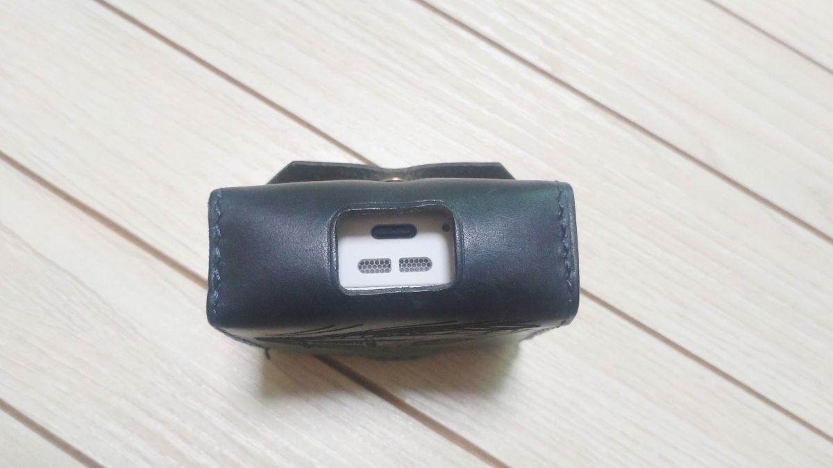 みてねGPSトークの皮ケース　充電器差し込み穴部分